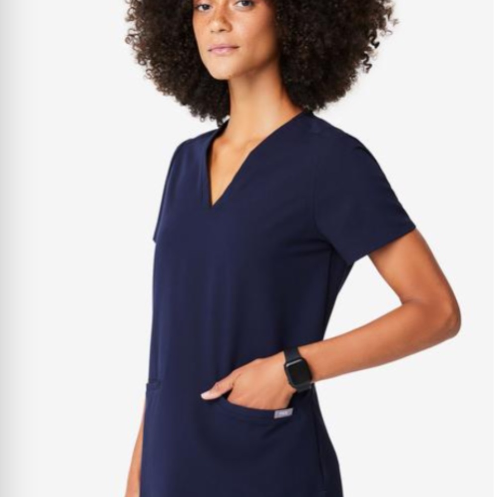 Figs Casma Three-Pocket Scrub Top in Navy